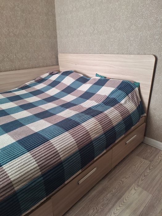Продам кровать 200×160 с полками и матрасом