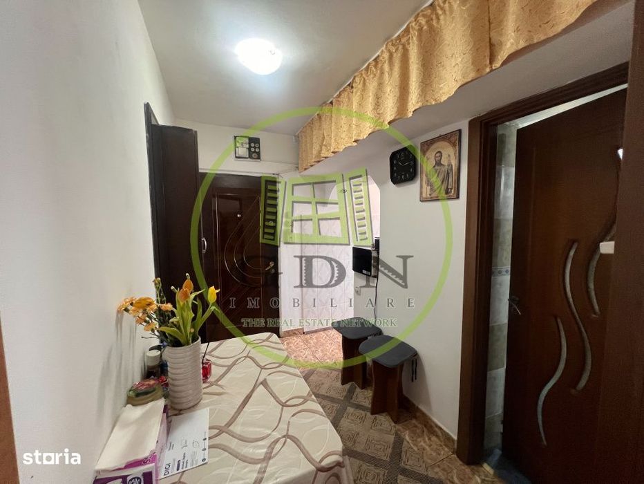 Apartament 2 camere, semidecomandat, cartier Craiovita Noua, zona Mate