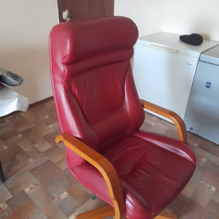 Кресло кожаное красное