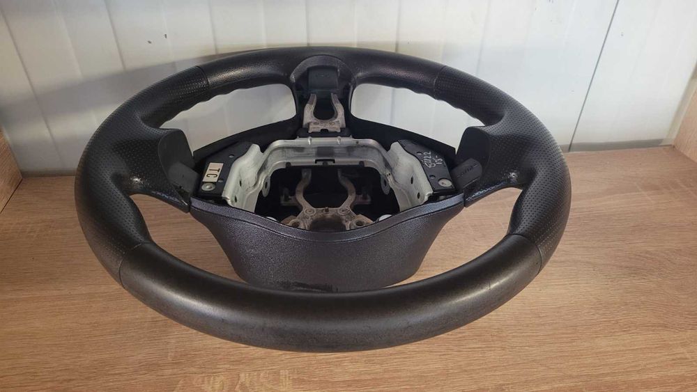 Продавам запазен пластмасов волан за Nissan Juke 2010 - 2020