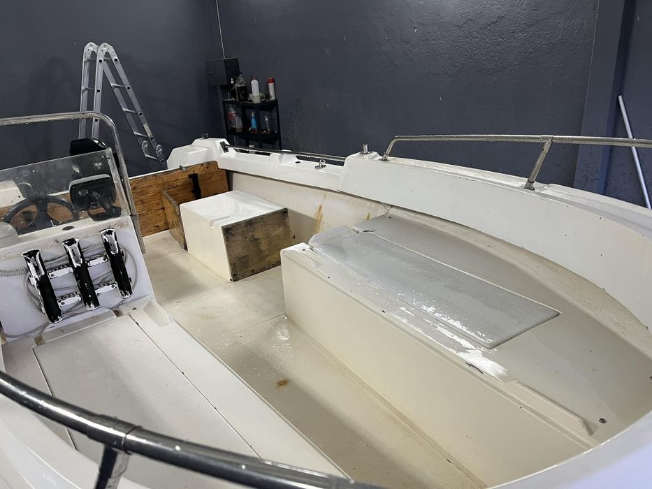 Лодка с мотор и колесар