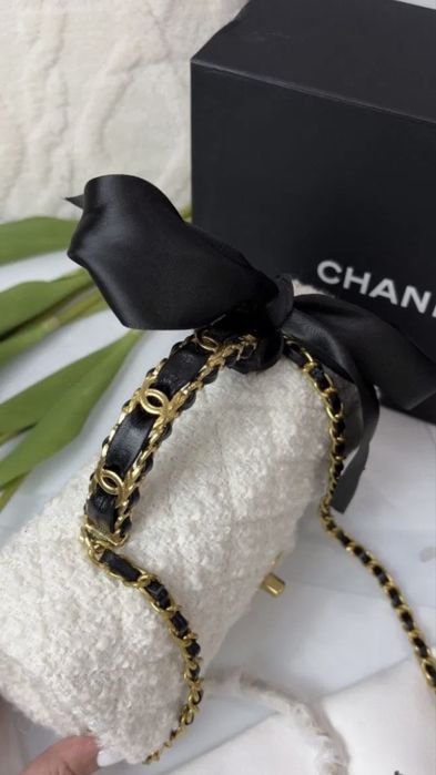 Чанти на Chanel.