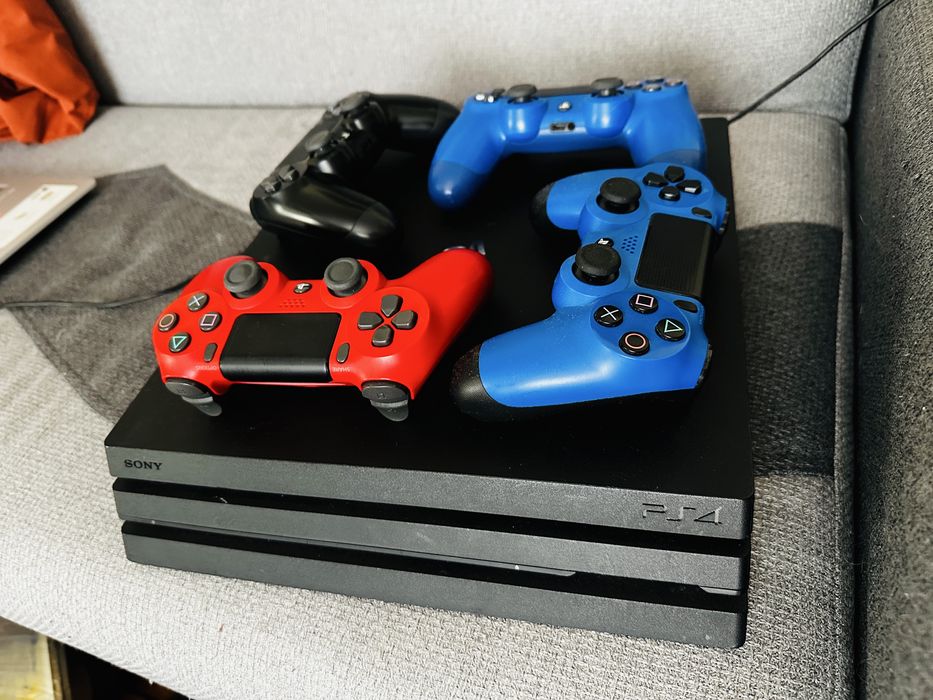 PlayStation 4 Pro 1TB + 4 controllere