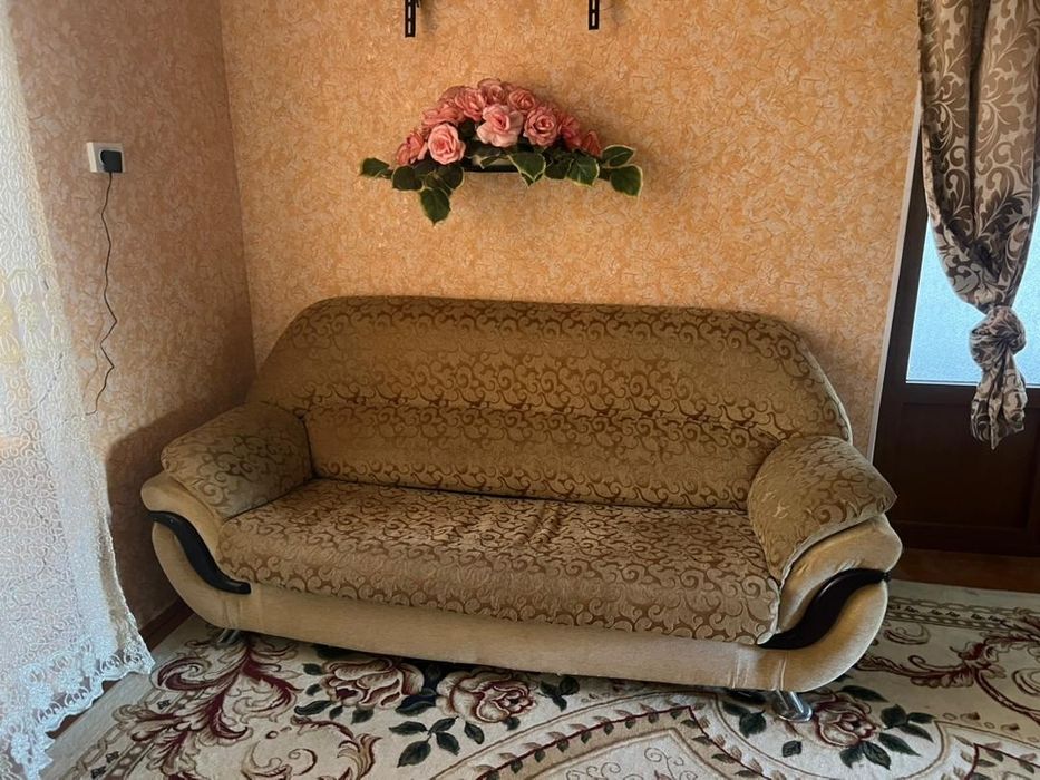 Продается мебель для гостиной. Диван и 2 кресло, комплект