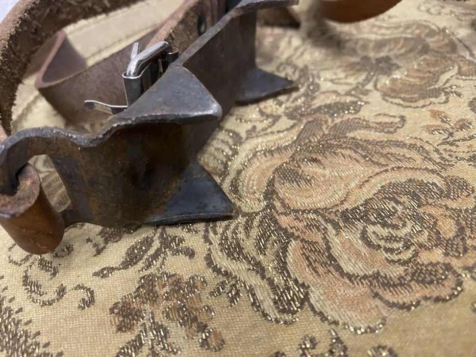 Стари планински обувки за лед ковано желязо и кожа - ски шейна