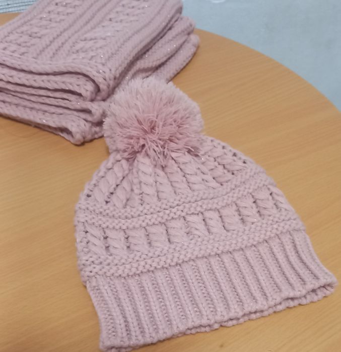 Set fular și căciulă