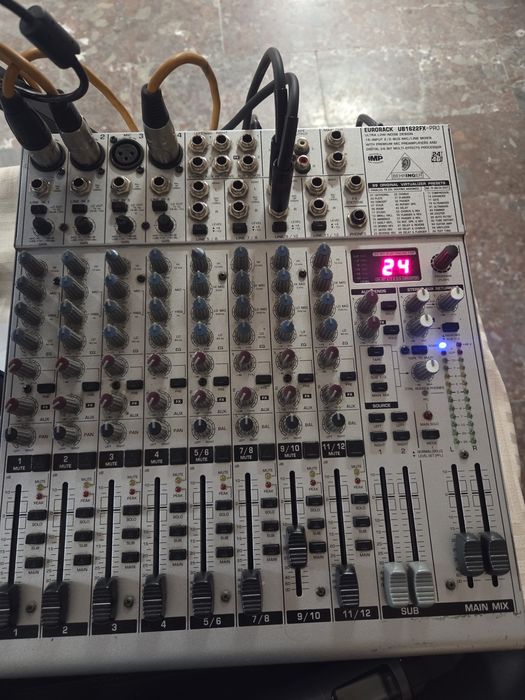 Продавам миксер Behringer UB1622FX-PRO