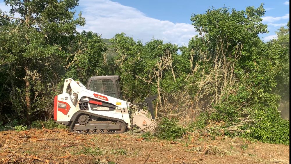 Почистване на дворове и терени с горски мулчер
