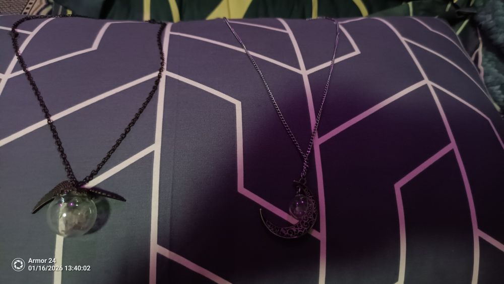 Продаю красивые подвески на шею