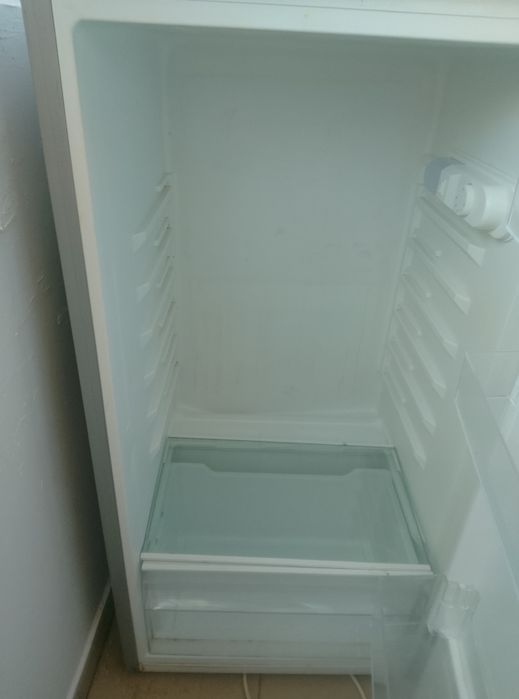 Vând frigider mărime mediestqre buna funcționează nu are defecte