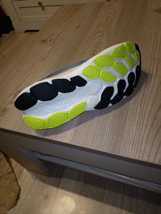Vând pantofi sport New Balance model nou 2025 mărimea 44