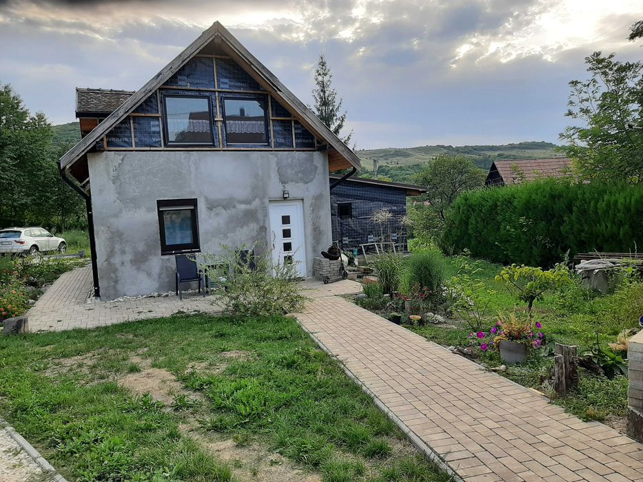 Casă la tara in granita cu padurea , cu grădină/teren de la 6375 m2