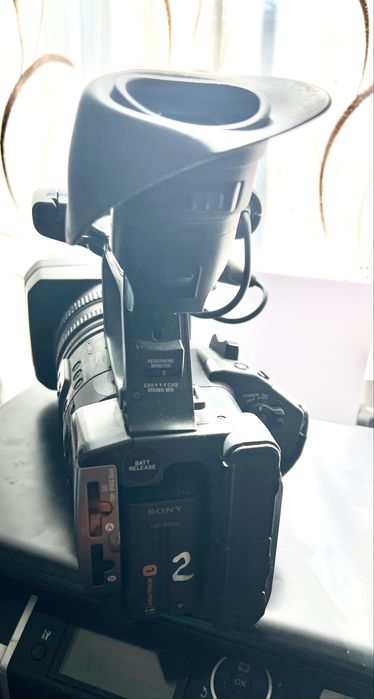 Продаю видеокамеру HDR-AX2000E