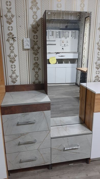 Продаётся камод прихошка книжний полка обувнитца.