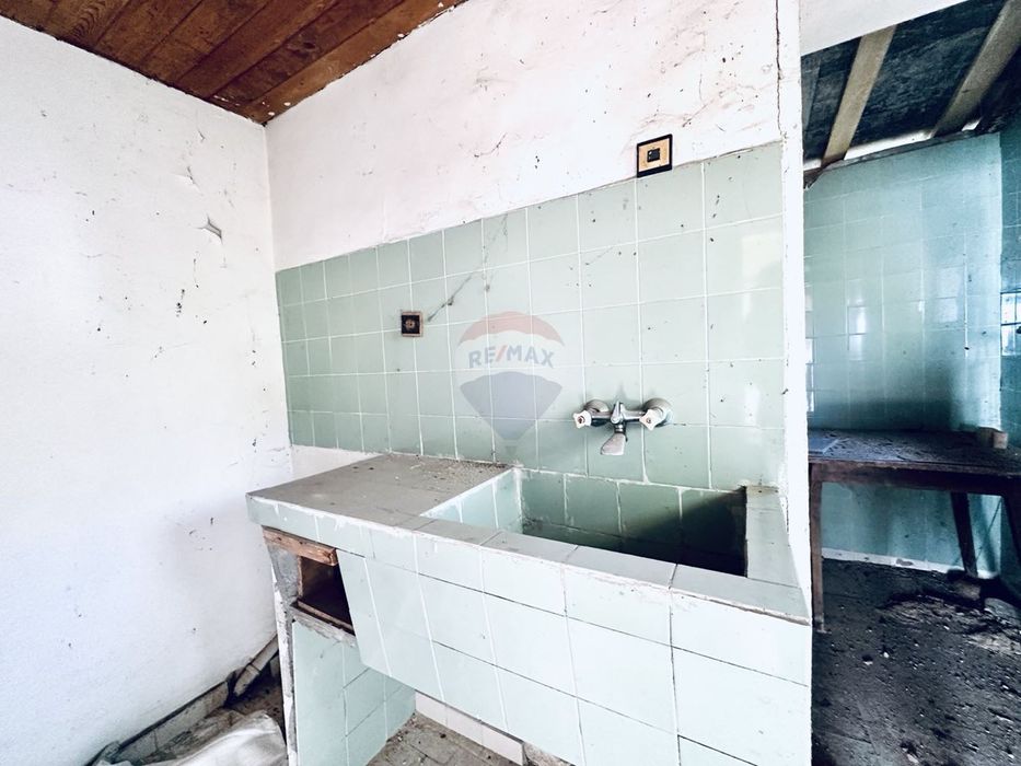 Двуетажна къща с двор и гараж за продажба, гр. Балчик, Я.И.