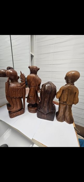 Statuete sculptate în lemn