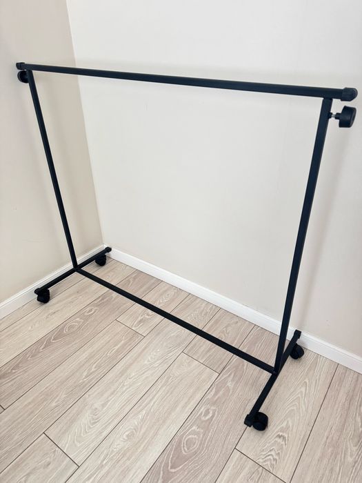 Продам вешалку новая