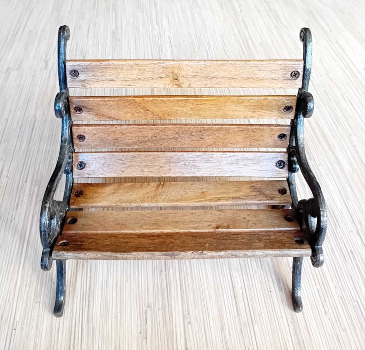 Малка дървена пейка ДЕКОРАТИВНА