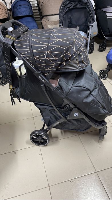 Продаются коляска срочно есть дождевик , сетка