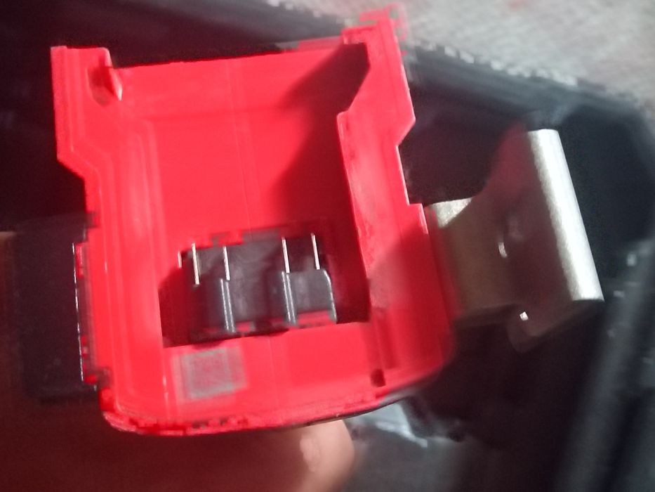 Vând bormașină Milwaukee m 18 și genti scule noi