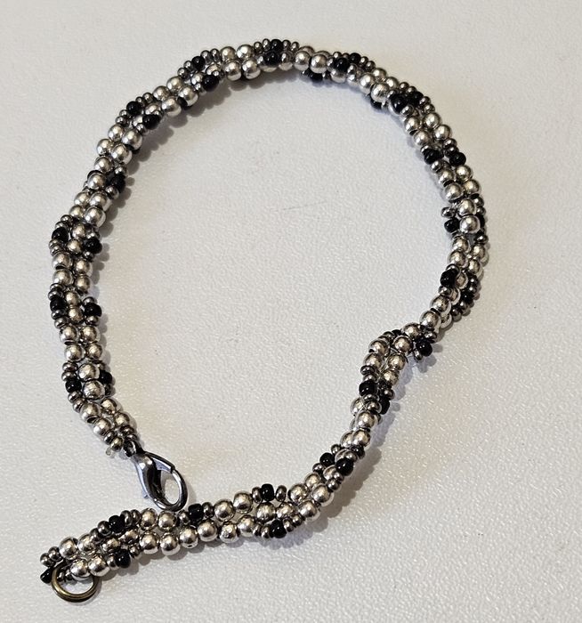 Гривни от мъниста