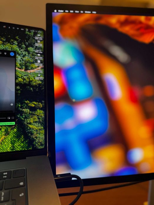 Apple Studio Display – 27” 5K, mică imperfecțiune estetică (neobservabilă, pe rama)