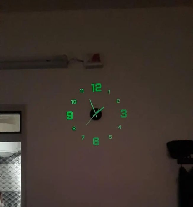 Светещ стенен часовник