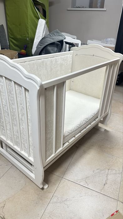 Отдам кроватку, бортики, посуду