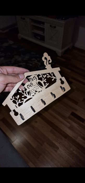 Realizam ceasuri,brelocuri,bijuterii din lemn personalizate