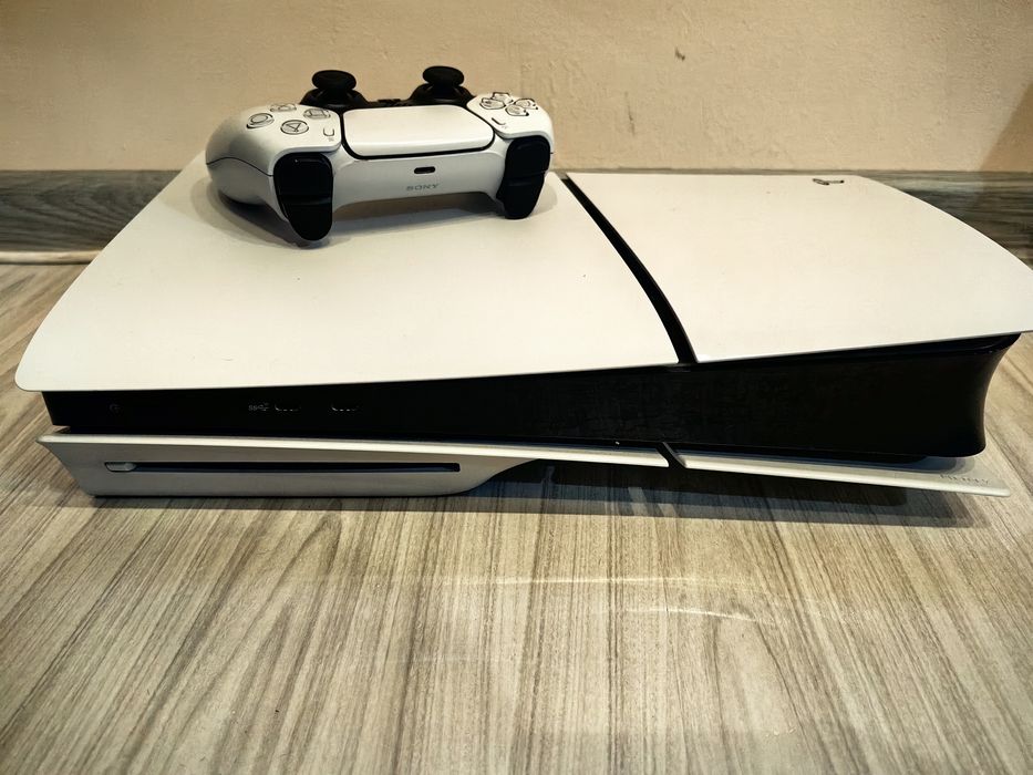 Продавам отлично запазен Playstation 5 Slim + подарък игри