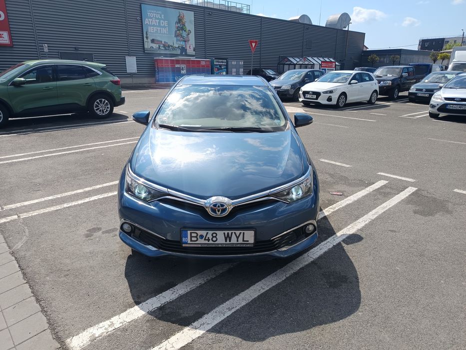 Vând Toyota Auris Hybrid an fab 2016 primă înmatriculare în 2017  109 000 km unic proprietar
