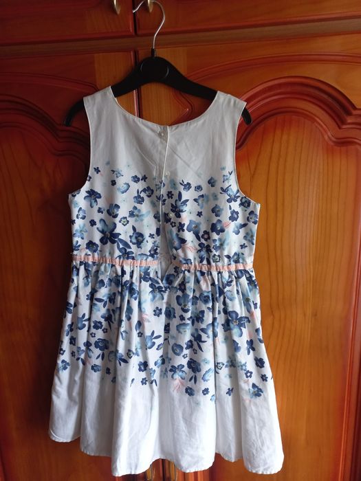 Vând 3 rochițe 7 _8 ani cu nasturi la spate