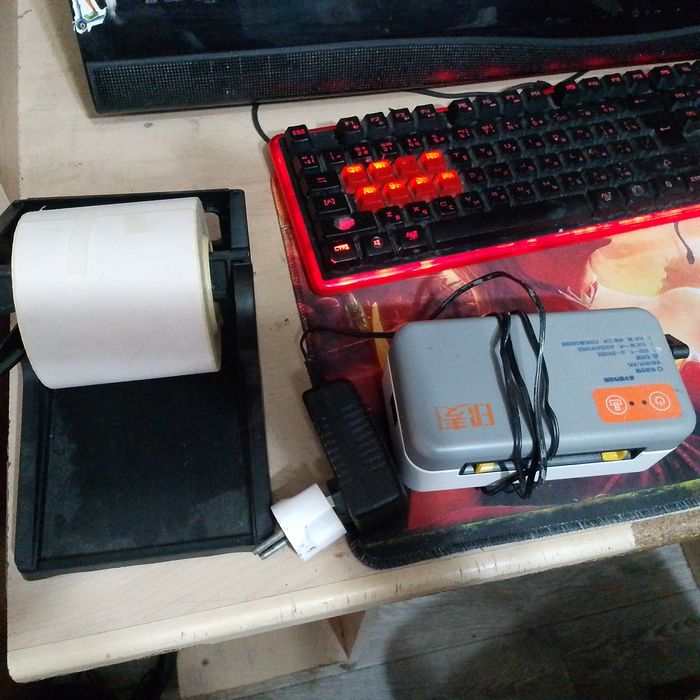 Принтер с самоклеющейся бумагой