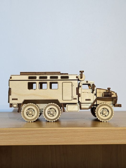 Деревянная модель грузовика