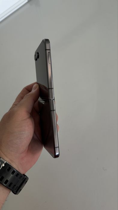 Samsung Galaxy Z Flip5 512GB  – Gri Grafit – Stare foarte bună