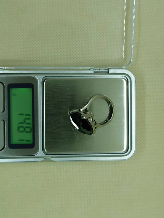 Inel din argint cu piatră verde închis