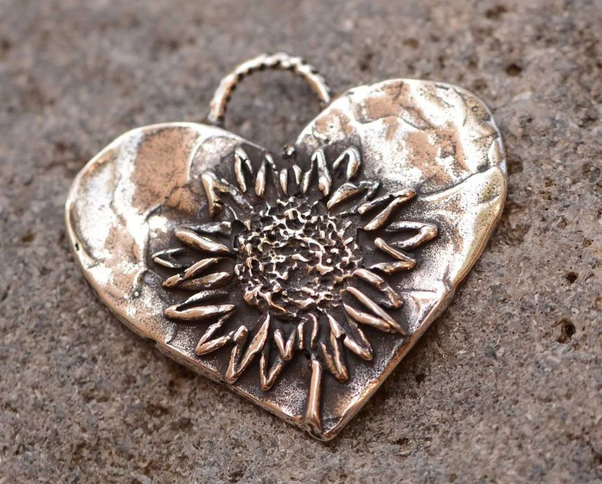 Сребърно бижу 925 – любовен медальон „Сърце с Слънчоглед“.