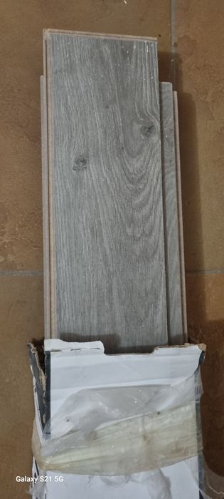 Продам ламинат серый 9шт пачка