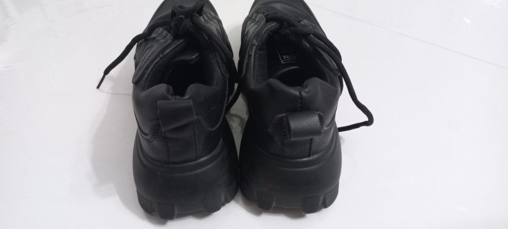 Продам женские кроссовки