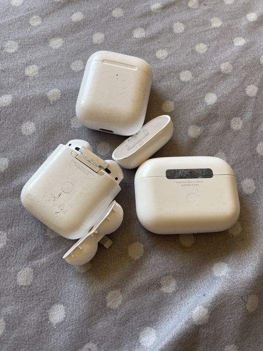 Lot piese AirPods carcase si casti pentru piese reparații dezmembrări