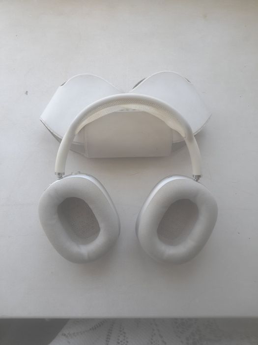 AirPods Max Original apple product.