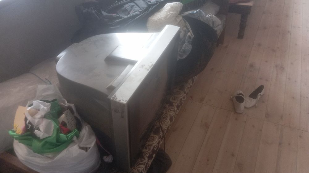 Televizor ishledi tuneli bilan birga beriladi