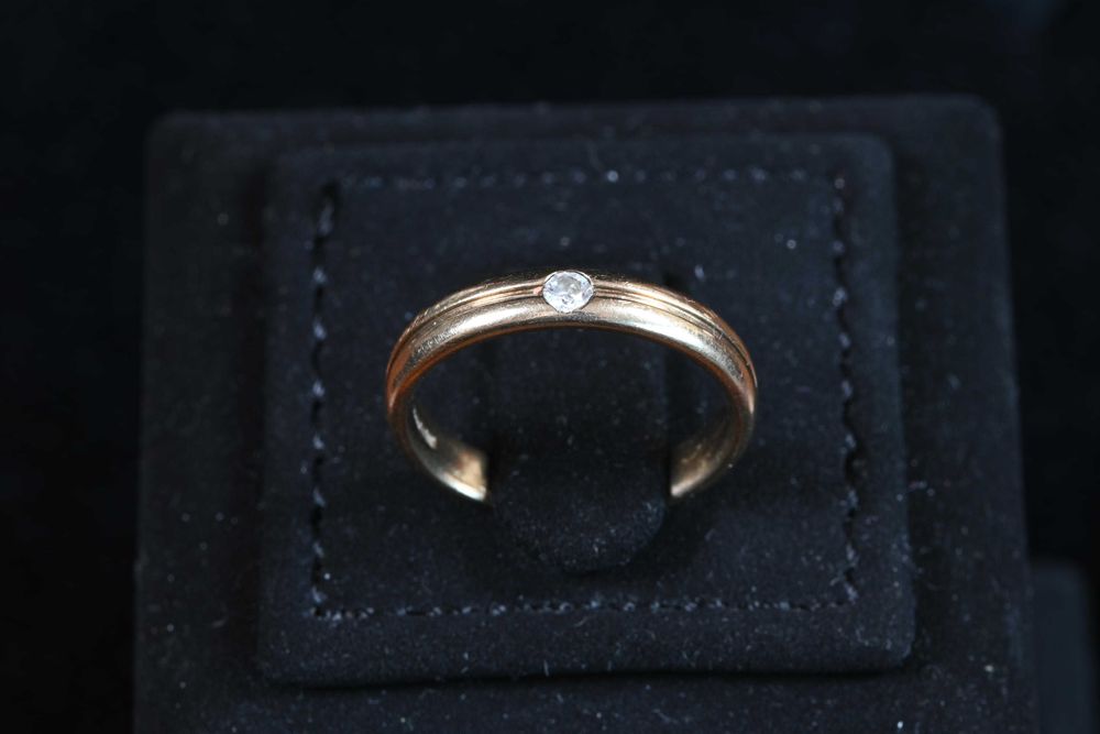 Златен Пръстен Халка Злато 375(9К) с диамант 0,08 карата. Размер 52