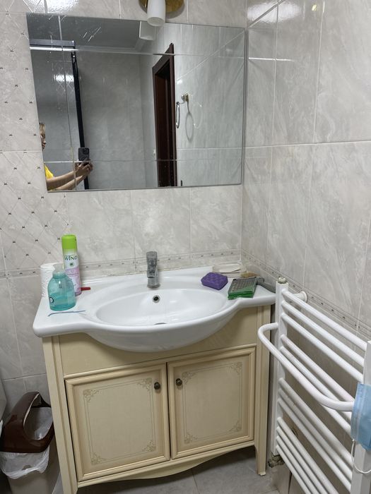 Срочно продам раковину с тумбой+зеркало+бра