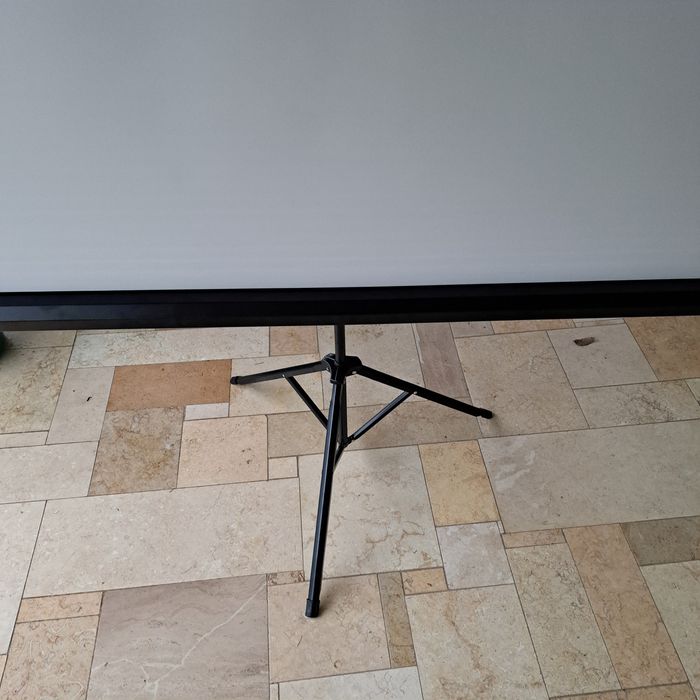 Ecran de proiecție-videoproiector cu trepied diagonala 2,25 m.