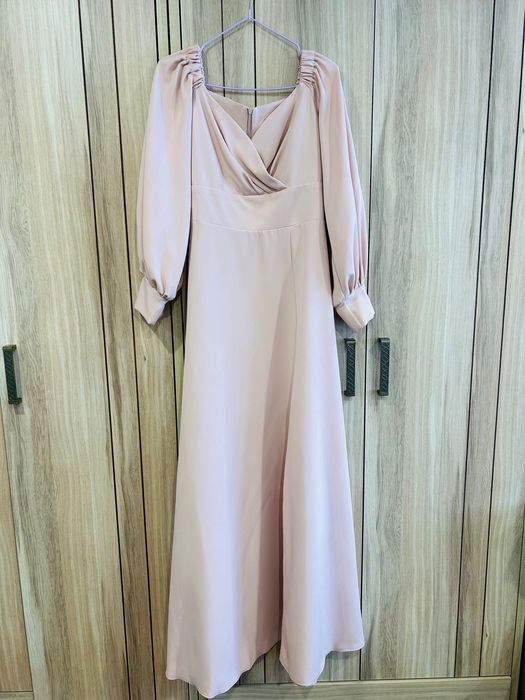 Нежно-розовое платье