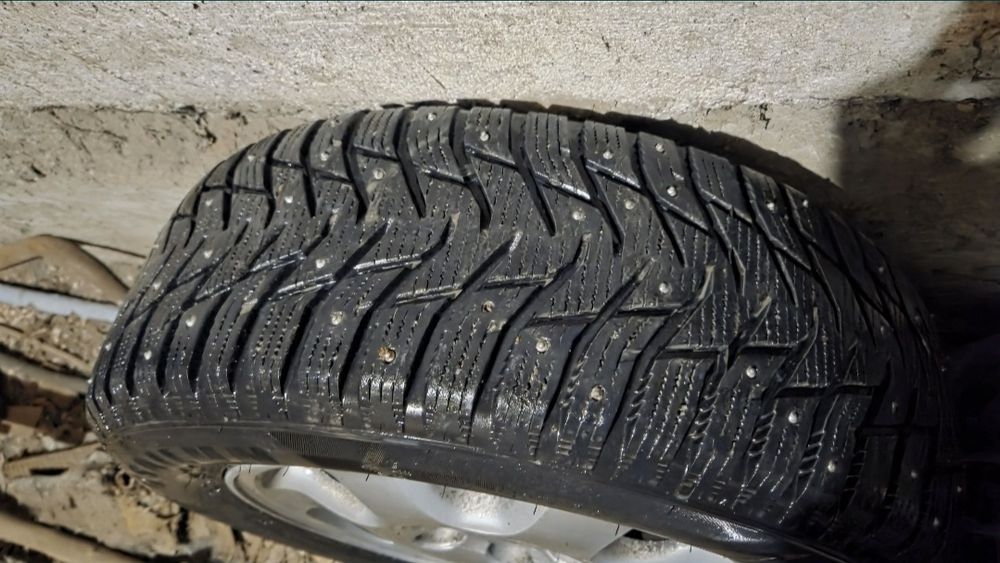 Зимняя резина 215/60/R16 и диски