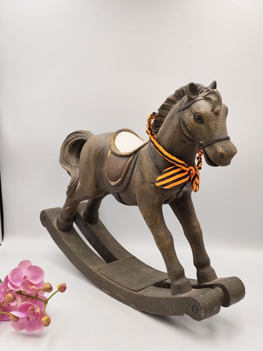 Антикварен, ръчно резбован и ръчно рисуван голям люлеещ се кон