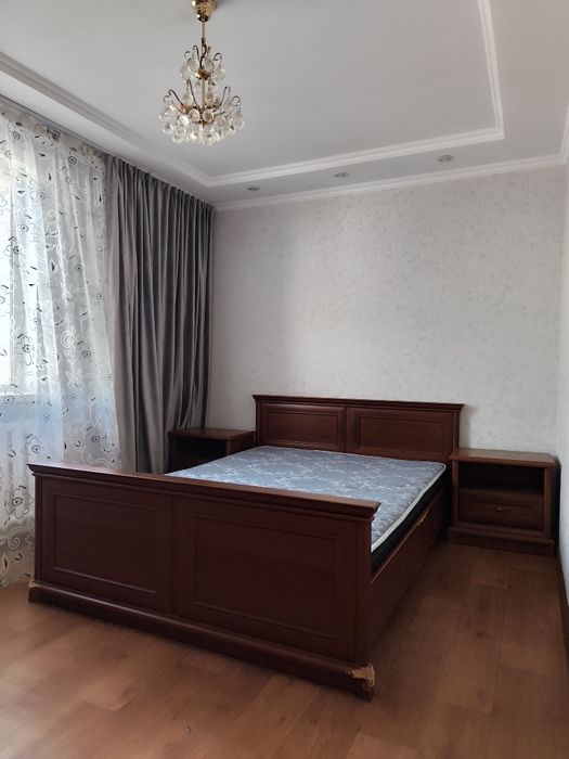 Продам кровать две тумбы люстру