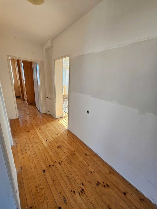 3-етажна къща с басейн и голям двор в квартал Каменица